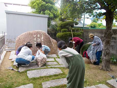 詩碑のそうじの様子