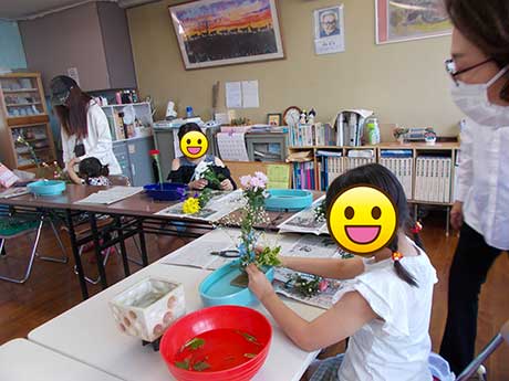 お花を生ける様子