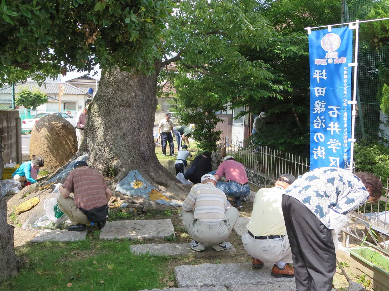 「心の詩碑」清掃の様子